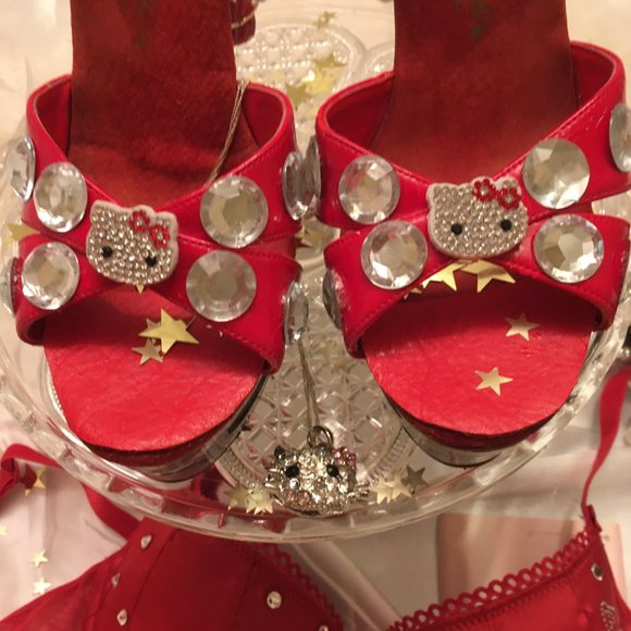AMAZING vinatge cherry red glass platforms with hell kitty crystal details! - Picture 13 of 16